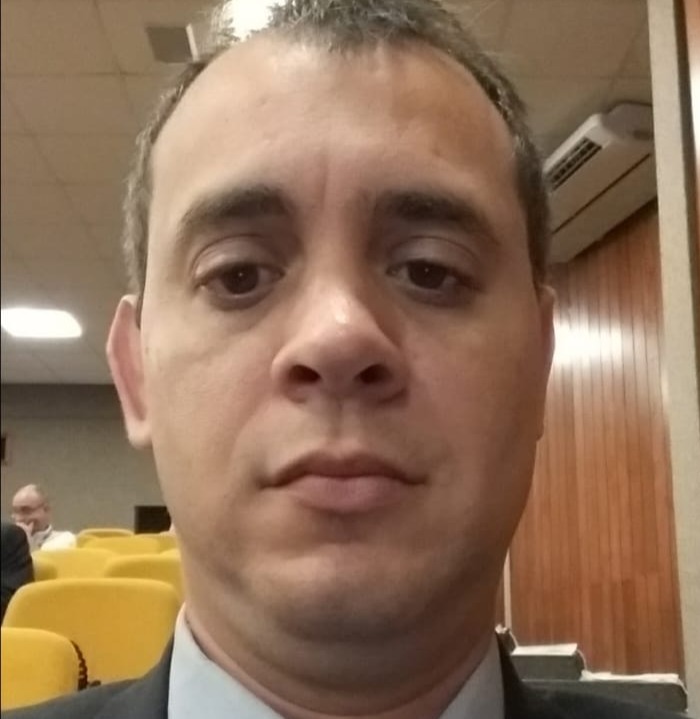 Foto de Michel Zandberg, com cabelos curtos e escuros, sorrindo e olhando diretamente para a câmera.